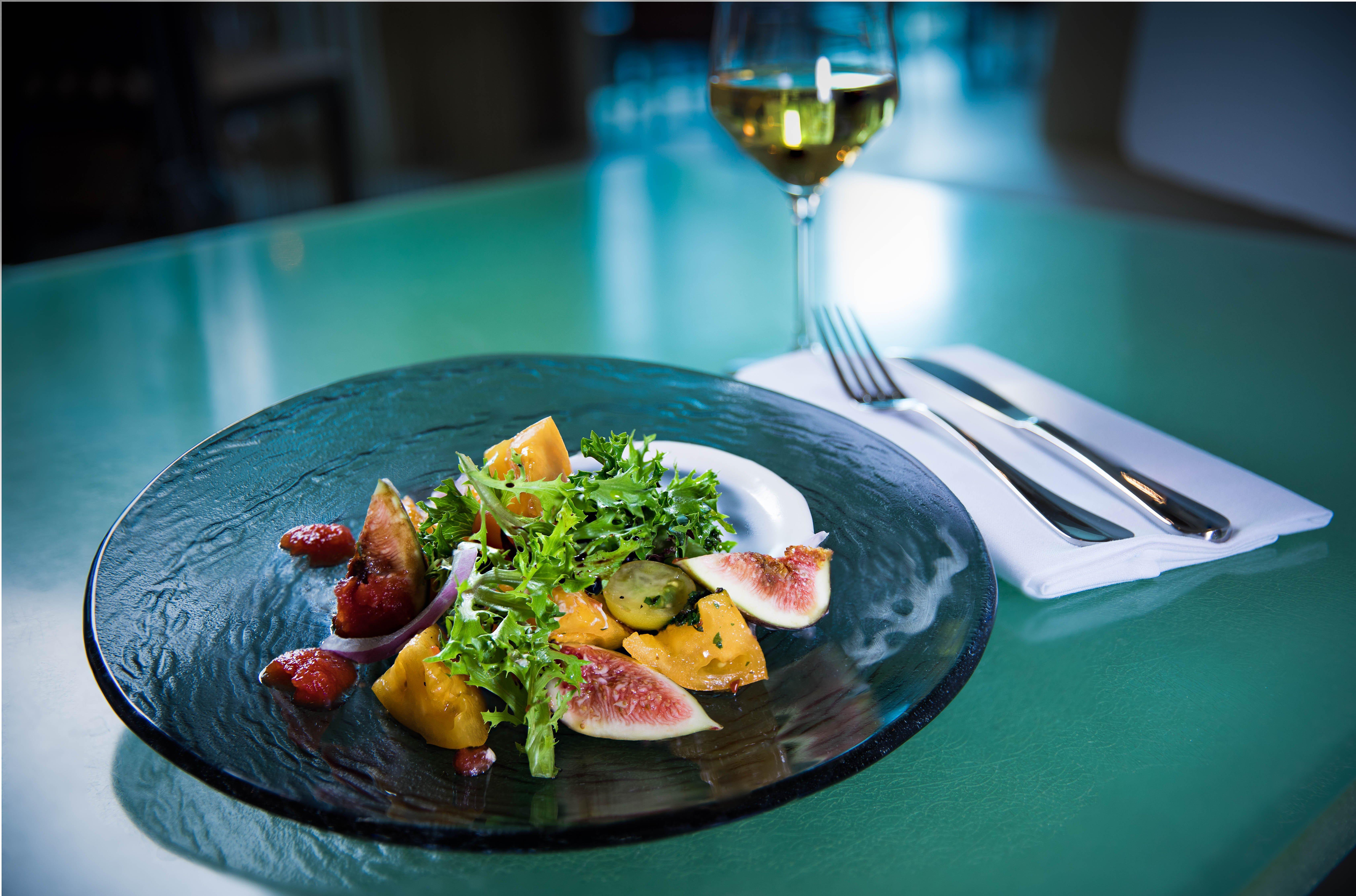 Kimpton Epic Hotel By Ihg Miami Zewnętrze zdjęcie A salad with a glass of wine